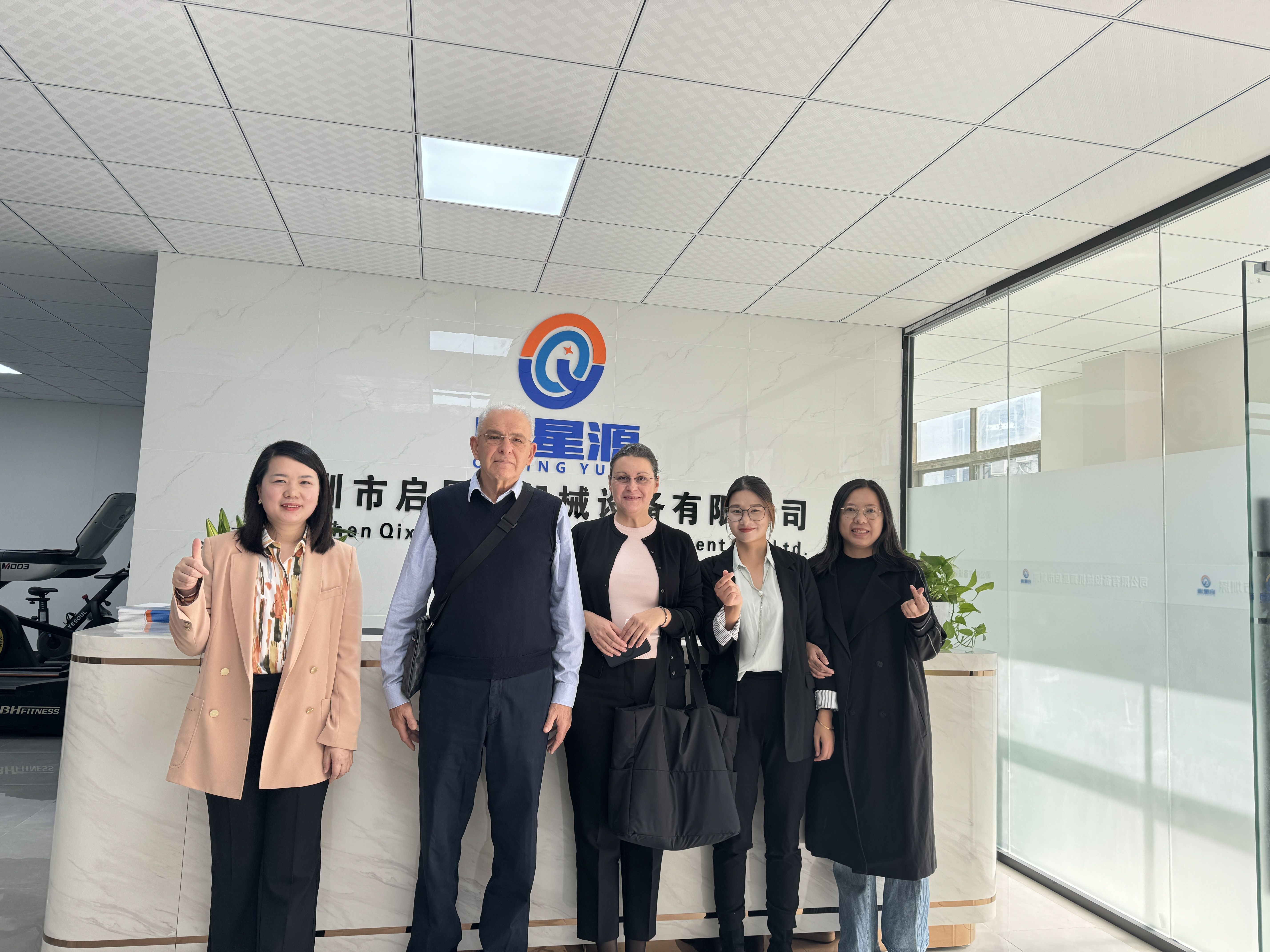 Shenzhen Qixingyuan Machinery Equipment Co.、Ltd。を訪問するために、サボ夫人とミスター・アイレナを温かく歓迎します。